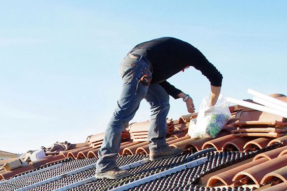 Los Cobollos Impermeabilizantes hombre colocando aislante en un techo