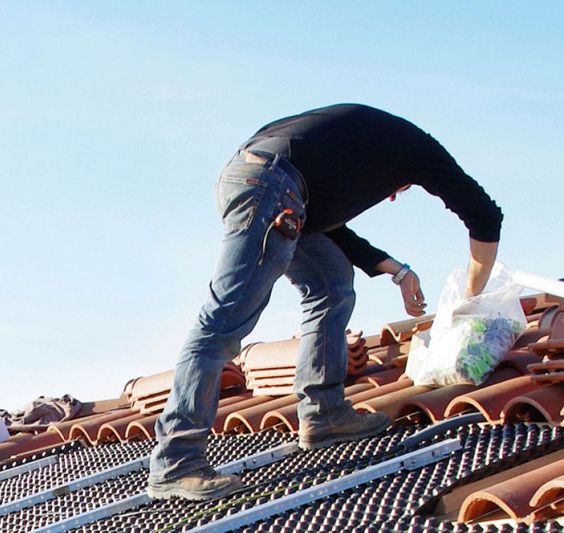 Los Cobollos Impermeabilizantes hombre colocando aislante en un techo